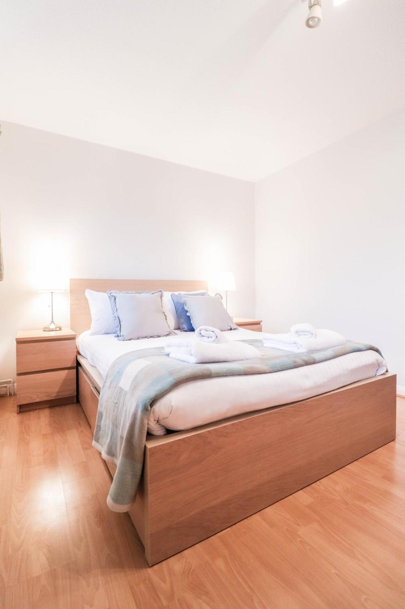 Bright And Spacious Contractor House L Parking! Borehamwood Esterno foto