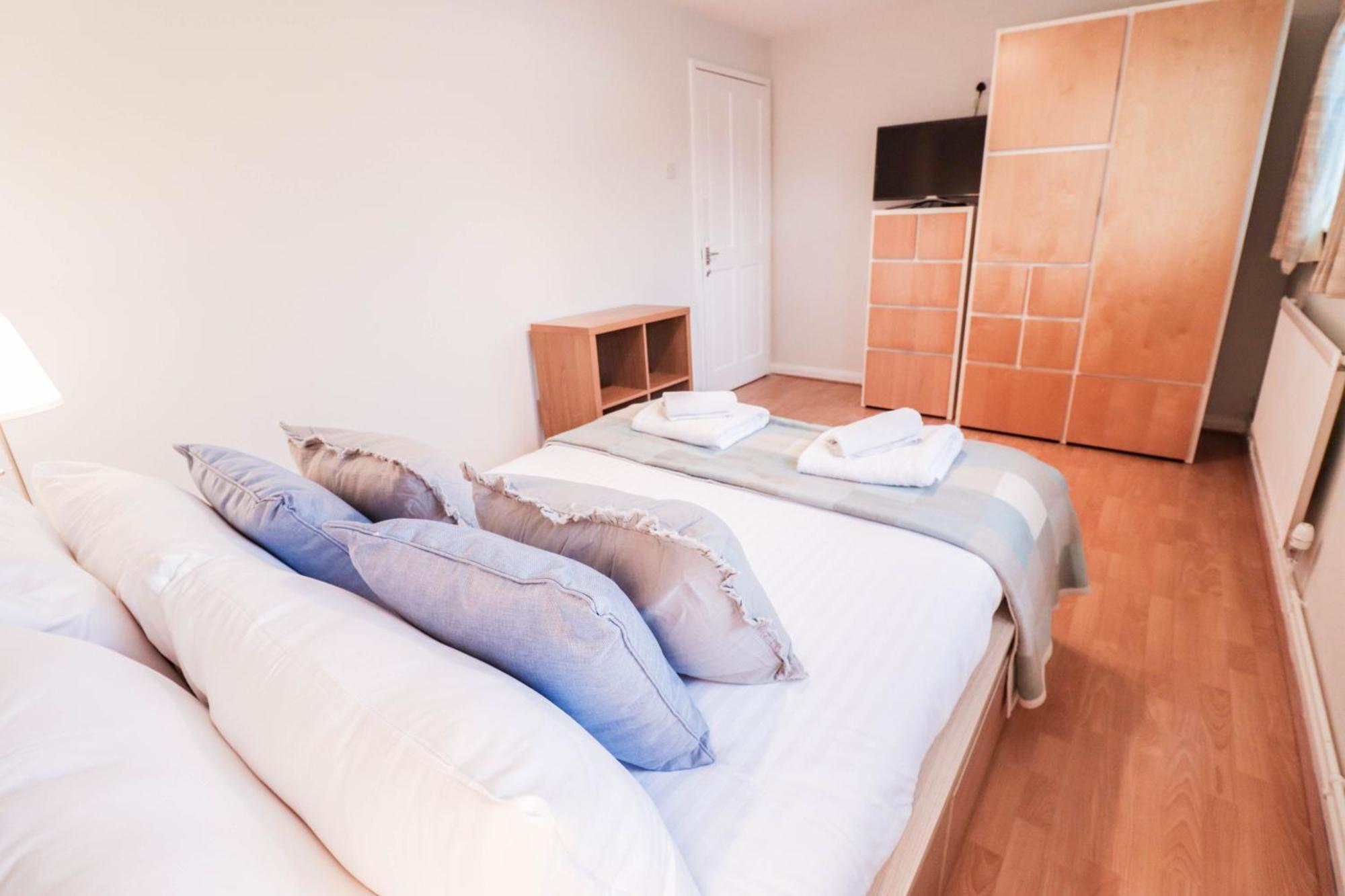 Bright And Spacious Contractor House L Parking! Borehamwood Esterno foto