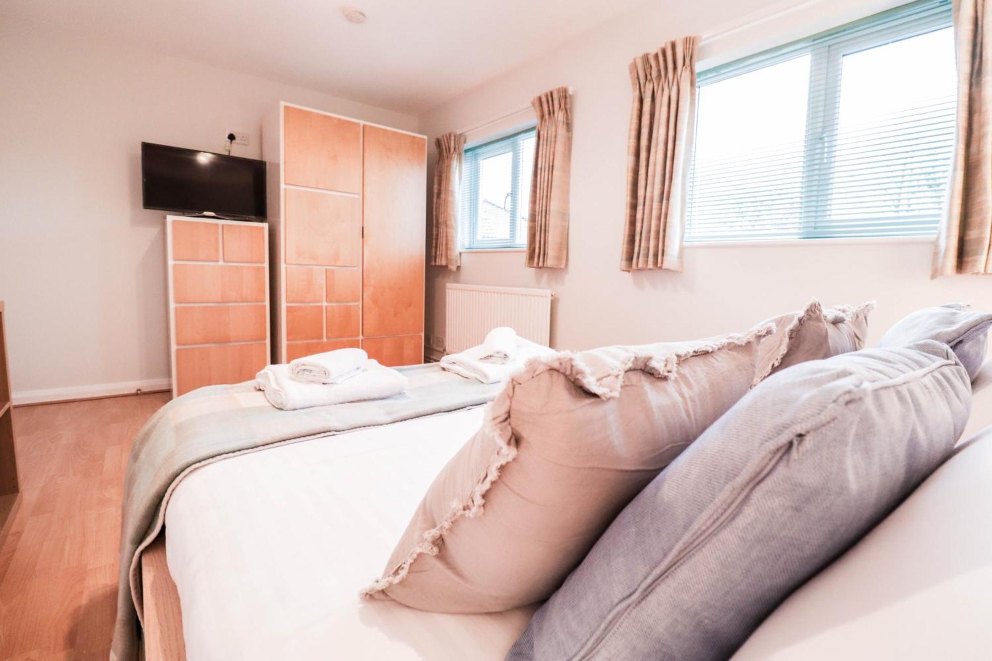 Bright And Spacious Contractor House L Parking! Borehamwood Esterno foto