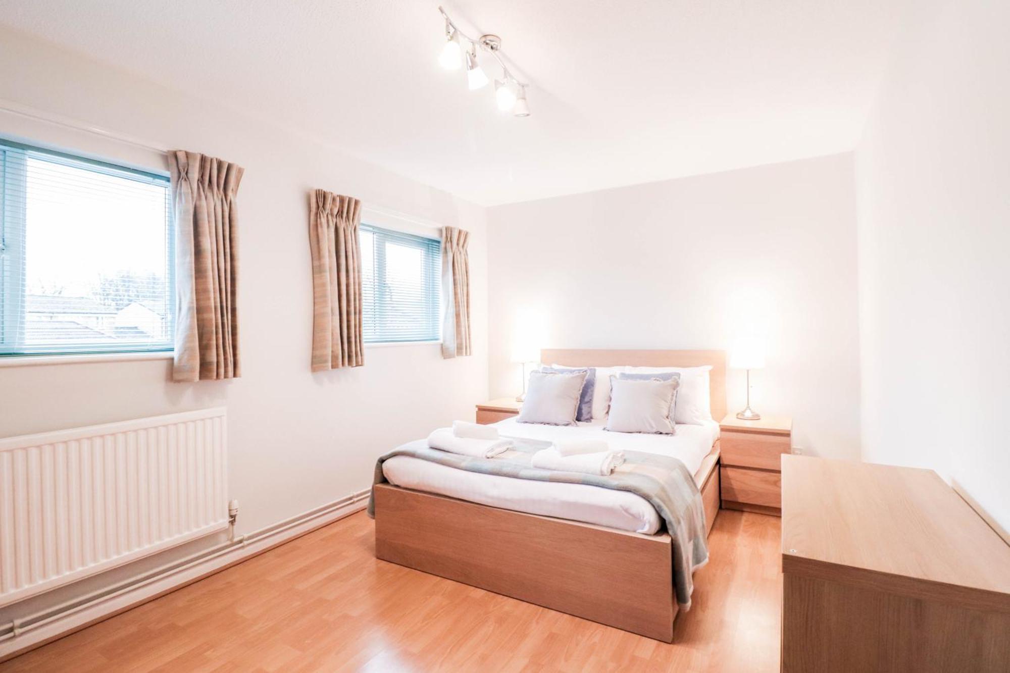 Bright And Spacious Contractor House L Parking! Borehamwood Esterno foto