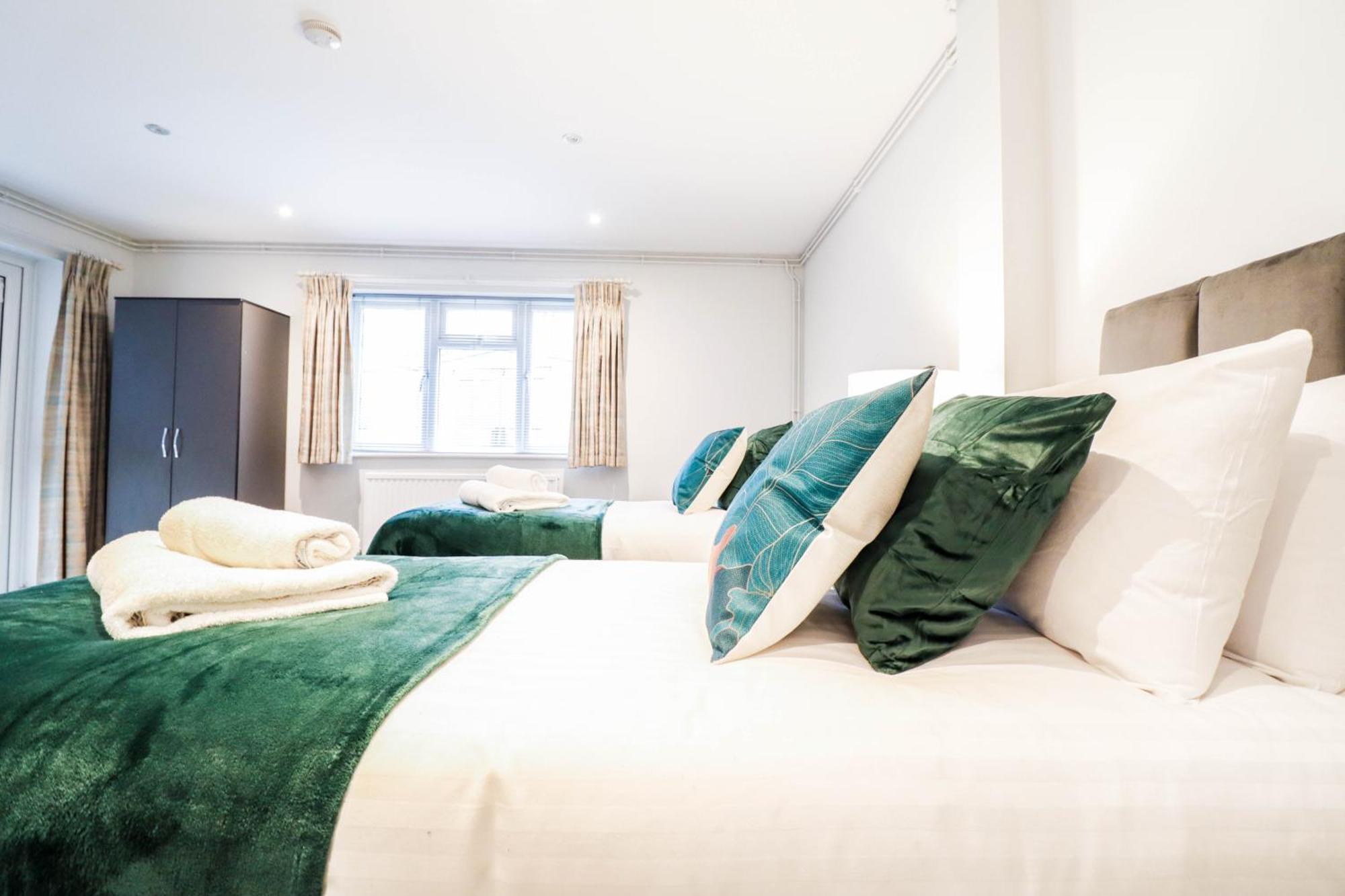 Bright And Spacious Contractor House L Parking! Borehamwood Esterno foto