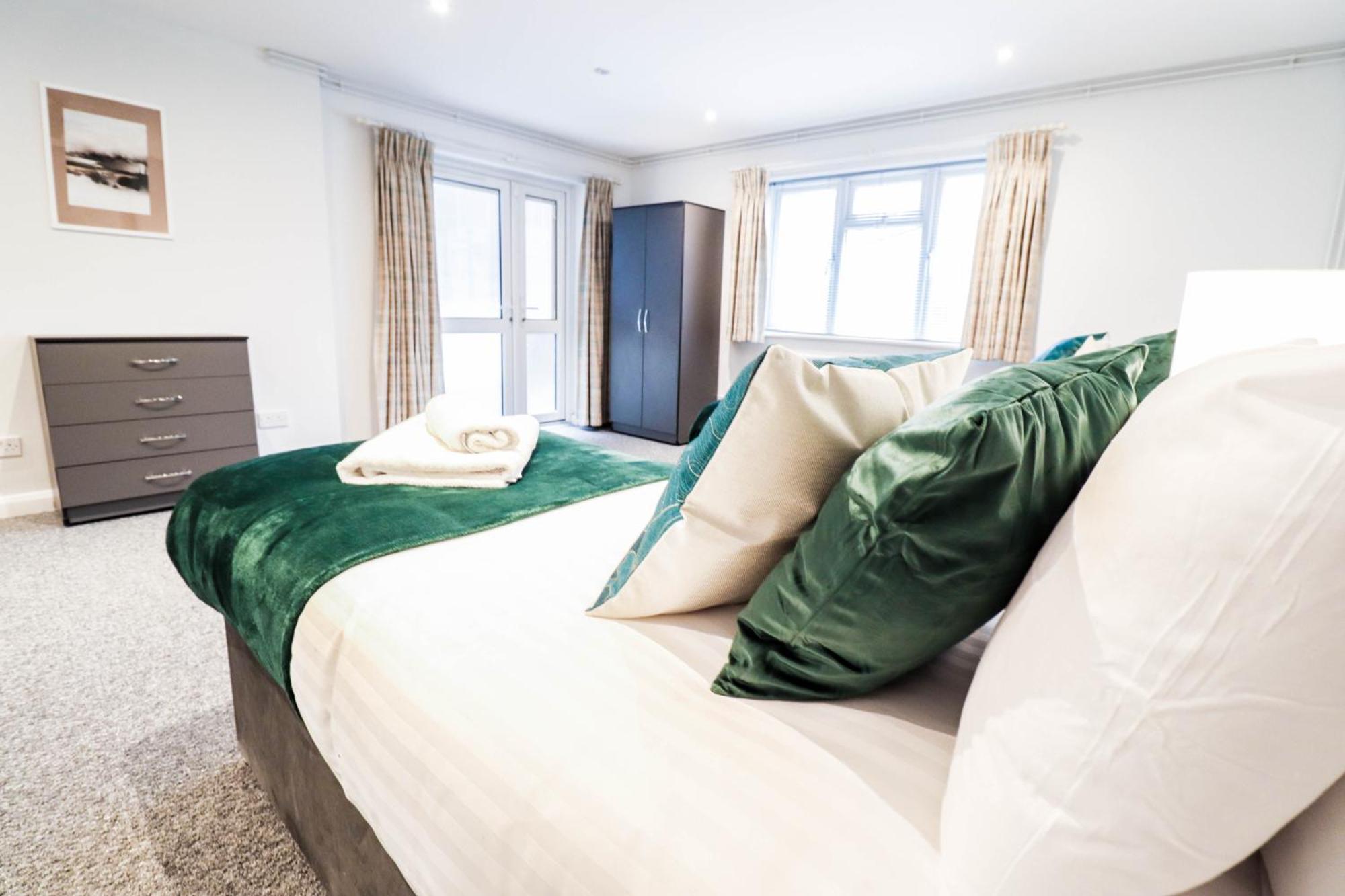 Bright And Spacious Contractor House L Parking! Borehamwood Esterno foto
