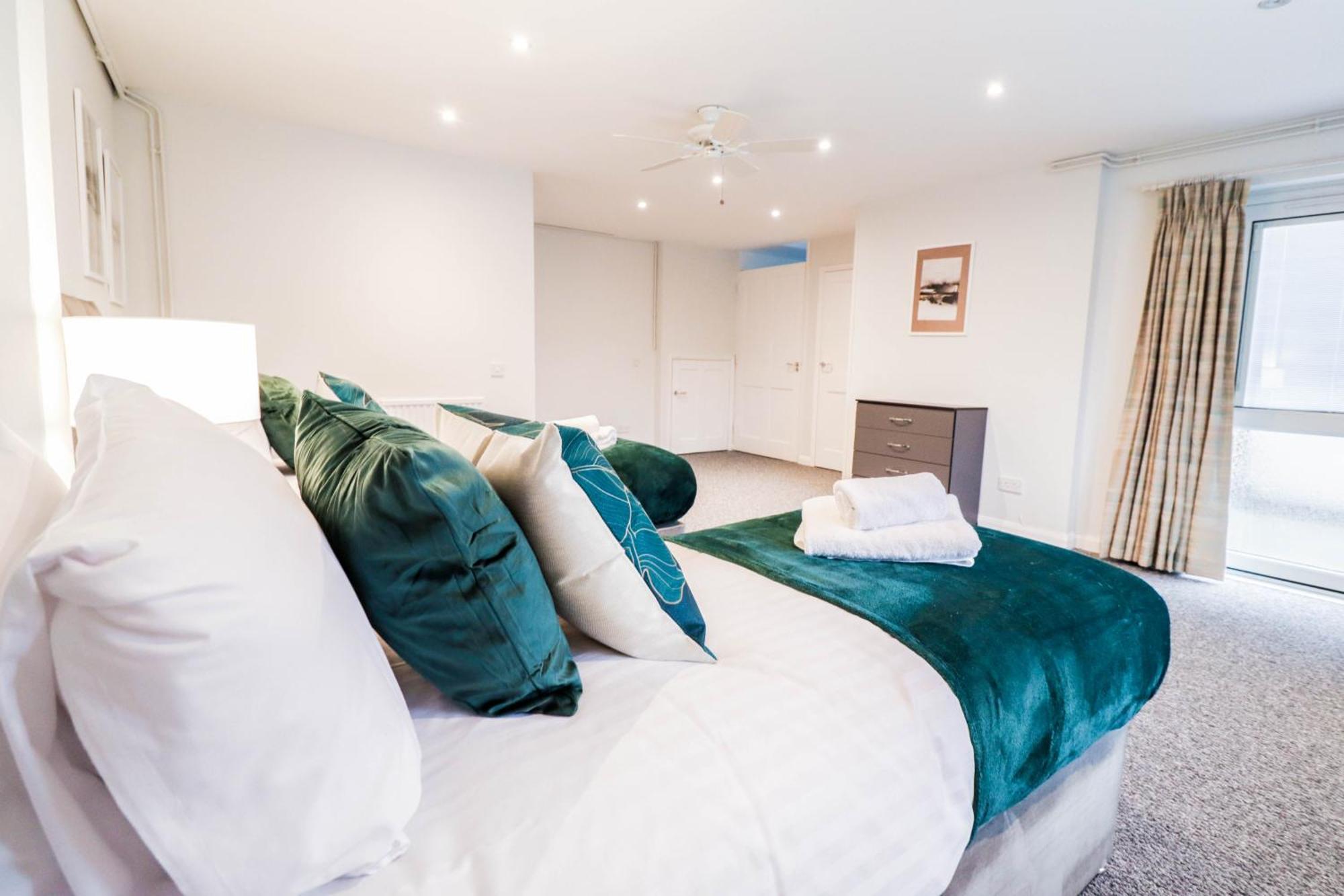 Bright And Spacious Contractor House L Parking! Borehamwood Esterno foto
